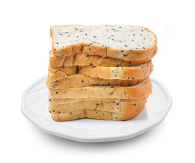 Beyaz arka plan üzerine bir tabak içinde kepekli ekmek