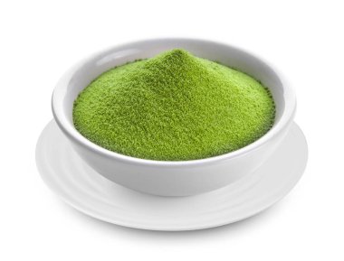 Beyaz arka planda bir kasede yeşil çay tozu
