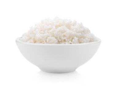 Pişmiş pirinç beyaz zemin üzerine seramik kase