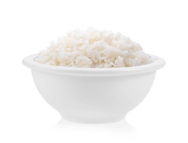 Beyaz arka planda izole edilmiş beyaz kasede pilav.