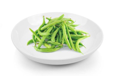 plaka beyaz zemin üzerine yeşil fasulye