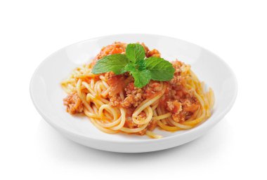 plaka beyaz zemin üzerine domates sığır eti soslu spagetti makarna