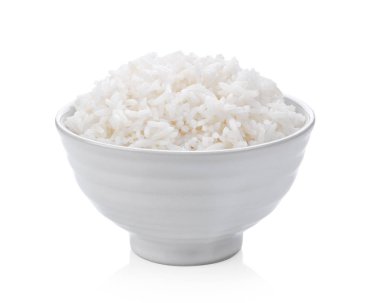 Pişmiş pirinç beyaz zemin üzerine seramik kase