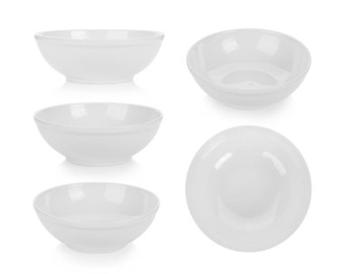 Beyaz arka planda beyaz seramik kase