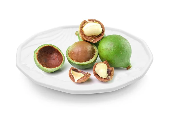 Macadamia Καρύδια Ένα Πιάτο Που Απομονώνονται Λευκό Φόντο — Φωτογραφία Αρχείου