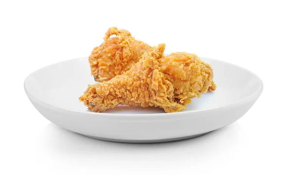 배경에 고립의 접시에 튀긴된 닭고기 나지만 — 스톡 사진