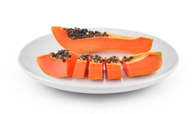 Beyaz arka plan üzerinde izole plaka Papaya dilimlenmiş