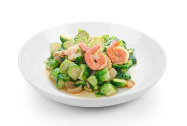 Karides kızarmış lahana. Beyaz arka plan üzerinde plaka Tayland Gıda