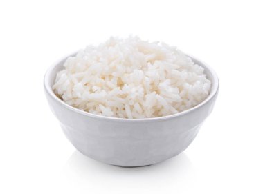 Beyaz arka planda bir kasede pirinç