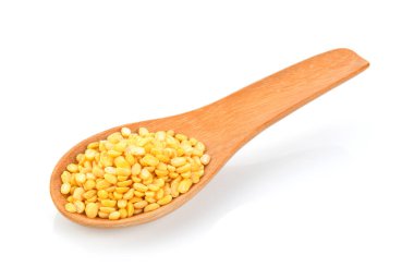 Tahta kaşık beyaz zemin üzerine yeşil fasulye tohumları