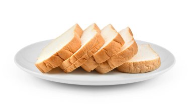 Beyaz arka plan üzerinde izole plaka ekmek dilimlenmiş