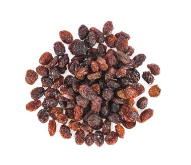 Beyaz arka plan üzerinde izole siyah kuru üzüm