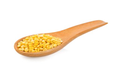 Tahta kaşık beyaz zemin üzerine yeşil fasulye tohumları