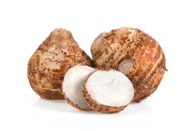 Beyaz arka plan üzerinde izole tatlı taro kök