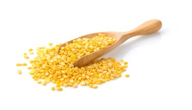 Beyaz arka plan üzerinde izole ahşap kepçe yeşil fasulye tohumları