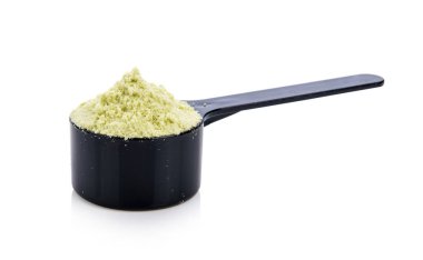 beyaz bir arka plan üzerinde kepçe peynir altı suyu proteini.