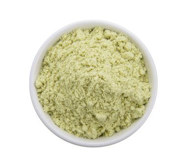 beyaz bir arka plan üzerinde beyaz bir kasede peynir altı suyu proteini.