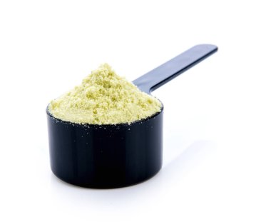 beyaz bir arka plan üzerinde kepçe peynir altı suyu proteini.