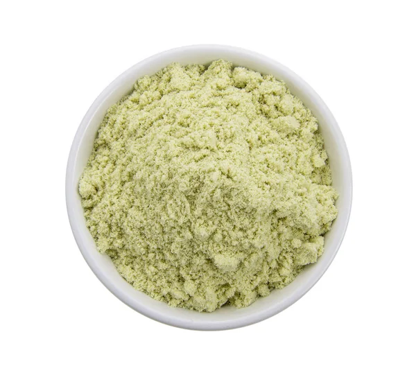 beyaz bir arka plan üzerinde beyaz bir kasede peynir altı suyu proteini.