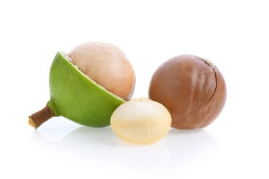 Beyaz arka planda izole edilmiş taze Macadamia fındıkları..