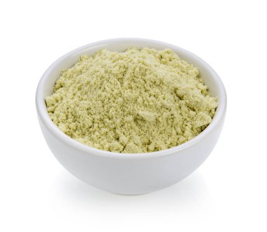 beyaz zemin üzerinde bir kasede peynir altı suyu proteini.