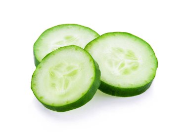 Beyaz arka planda taze salatalık yakın plan.