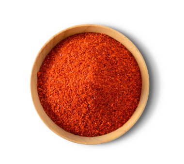 Beyaz arka plan üzerinde ahşap kase toz biber