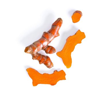 beyaz arkaplanda zerdeçal izole edildi