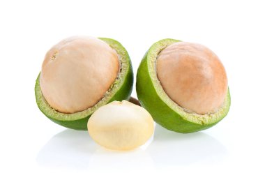 Beyaz arka planda izole edilmiş Macadamia fındıkları.