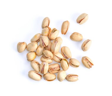 Beyaz arka plan üzerinde üstten görünüm izole Antep fıstığı.