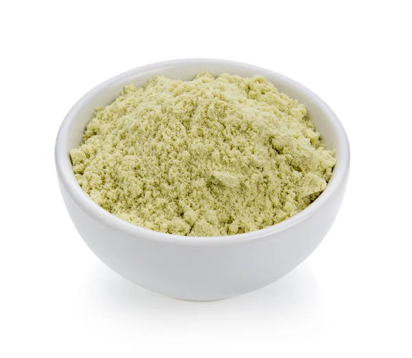 beyaz zemin üzerinde bir kasede peynir altı suyu proteini.