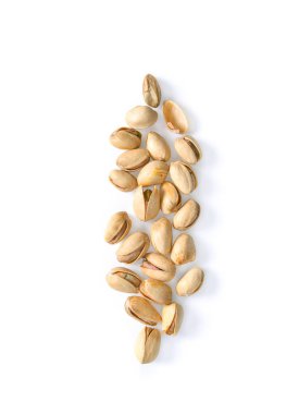 Beyaz arka plan üzerinde üstten görünüm izole Antep fıstığı.