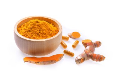 Curcuma toz kase ve beyaz arka plan üzerinde kök