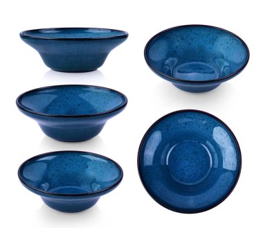 Beyaz arkaplanda seramik kase