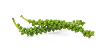 beyaz bir arka plan üzerinde izole taze yeşil karabiber.