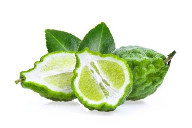 Beyaz arka planda yapraklı Bergamot meyvesi