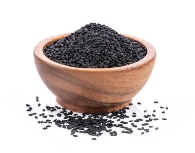 Beyaz arka planda izole edilmiş ahşap kasede susam