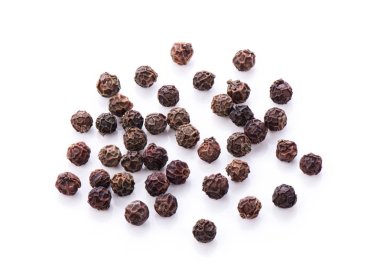 Siyah biberler beyaz arkaplanda izole edilmiş.