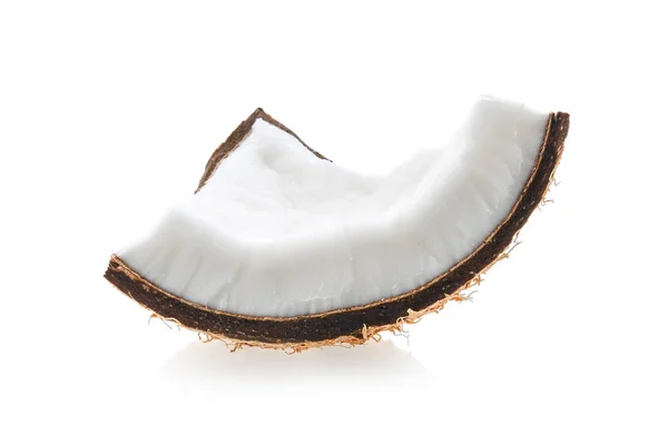 Piezas de coco aisladas sobre un fondo blanco. — Foto de Stock