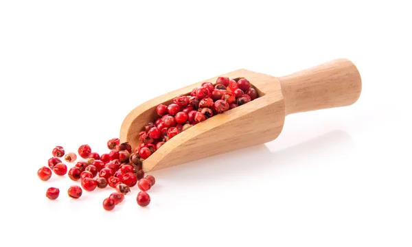 Peppercorn rosa en cucharada de madera aislada sobre fondo blanco —  Fotos de Stock