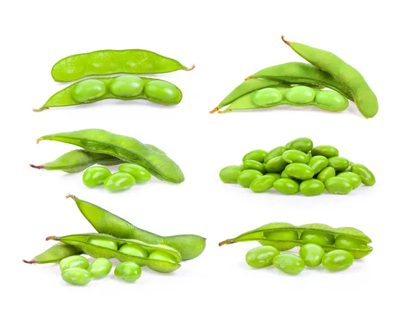 白い背景に隔離された緑の大豆 — ストック写真