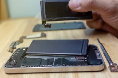 Iphone onarımları masada teknisyen by akıllı telefon için anakart içine pil yüklemek