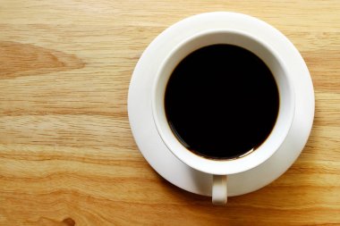 Üst görünümü beyaz kahve fincanı kapat stüdyoda ahşap arka plan üzerinde duman yok