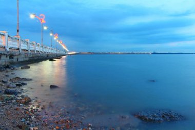 Gün batımında deniz manzarası alacakaranlık Sahil kayalar köprü Bakış Açısı boyunca
