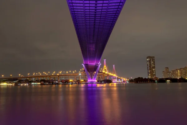 曼谷普密蓬桥在夜晚与五颜六色的多彩光 — 图库照片