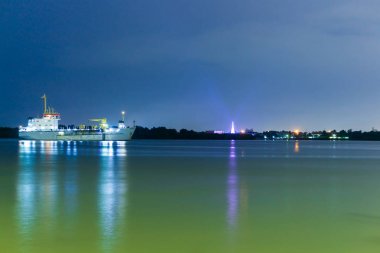 Chao phraya nehri üzerinde gece kargo konteyner gemi lojistik ve ulaşım
