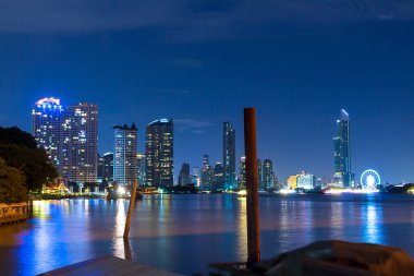 Bina ve Chao Phraya Nehri manzaralı Bangkok Cityscape merkezi iş bölgesi.
