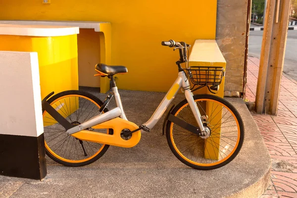 Güzel bisiklet duvara yaslanmış Sarı sesi