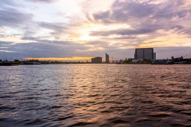 Gün batımında Bangkok cityscape ve manzara Chao Phraya Nehri 