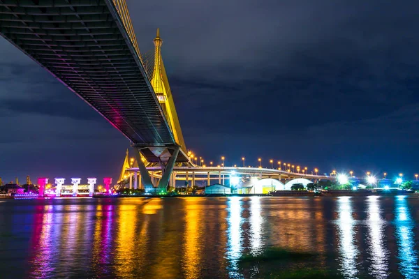普密蓬桥在曼谷城市景观和景观湄南河反射水在夜间 — 图库照片